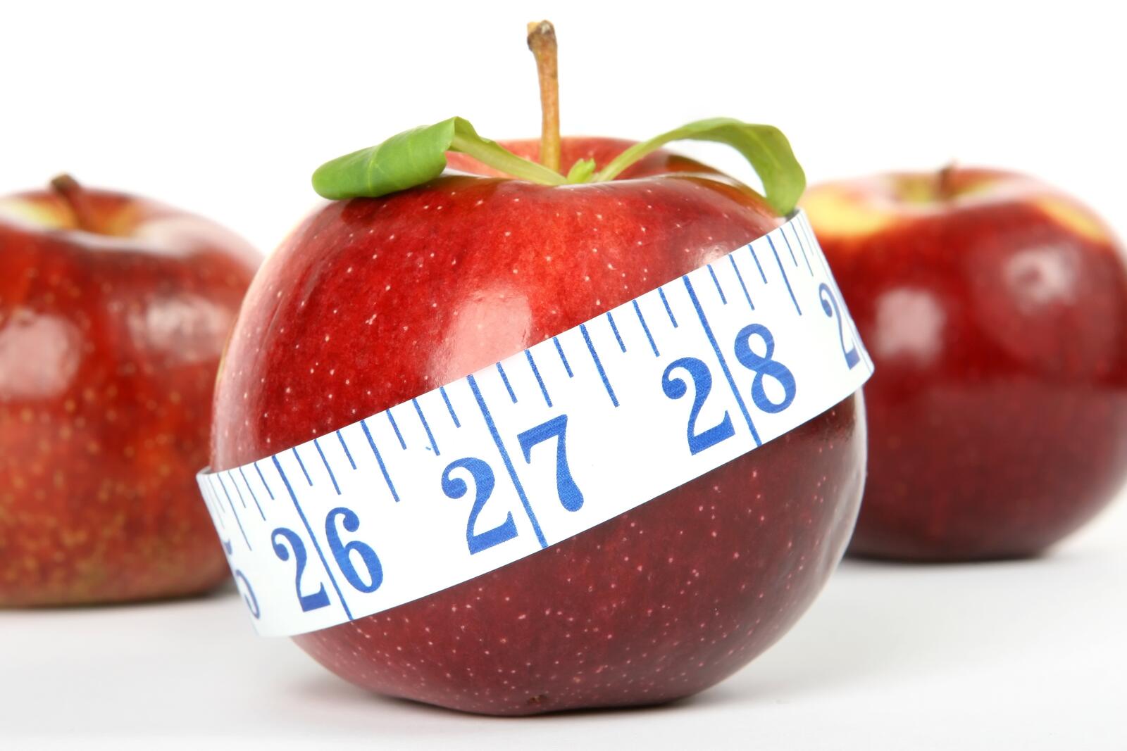 Бесплатное фото Красное яблоко с измерительной ленточкой
