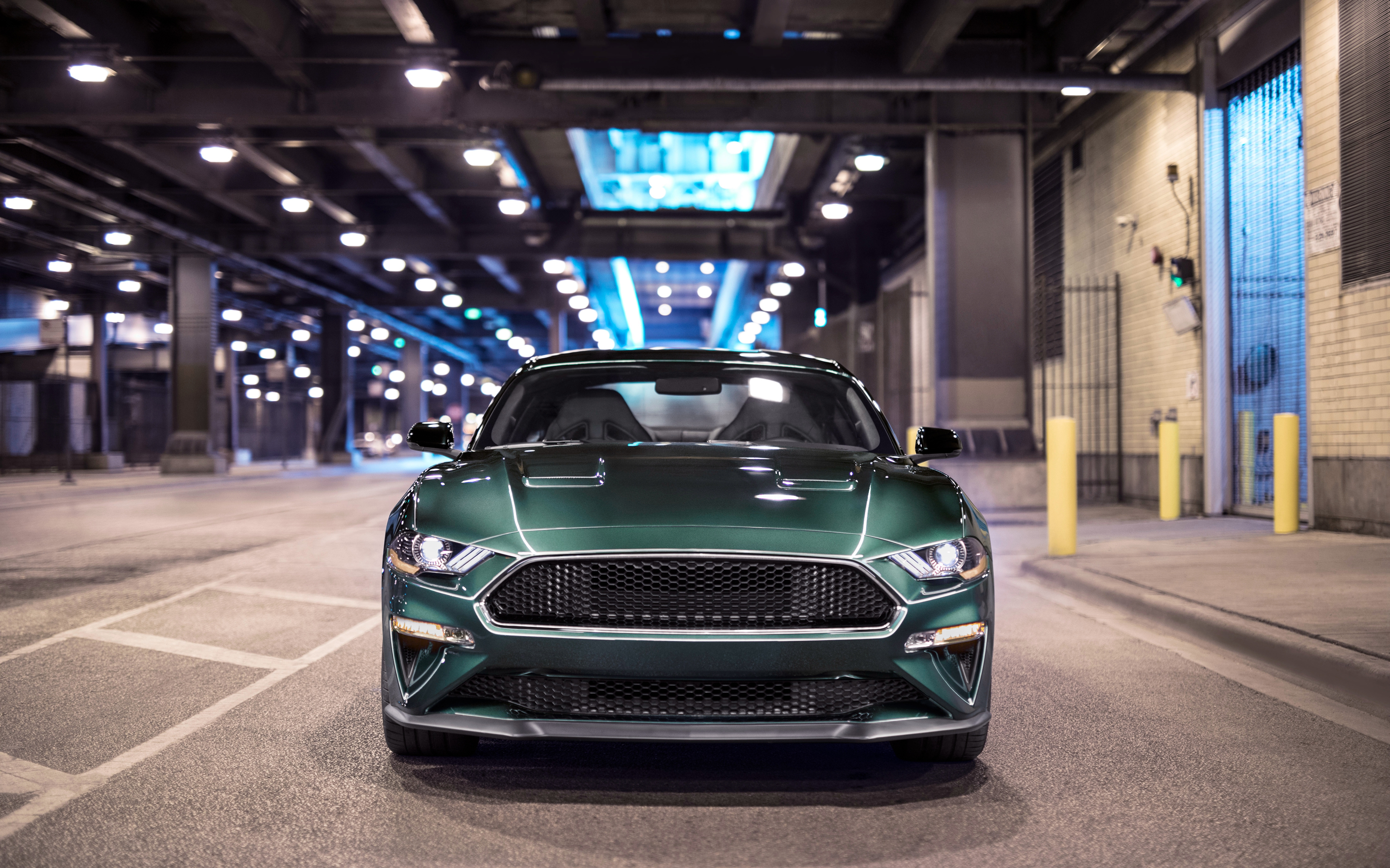 Бесплатное фото Темно-зеленый Ford Mustang