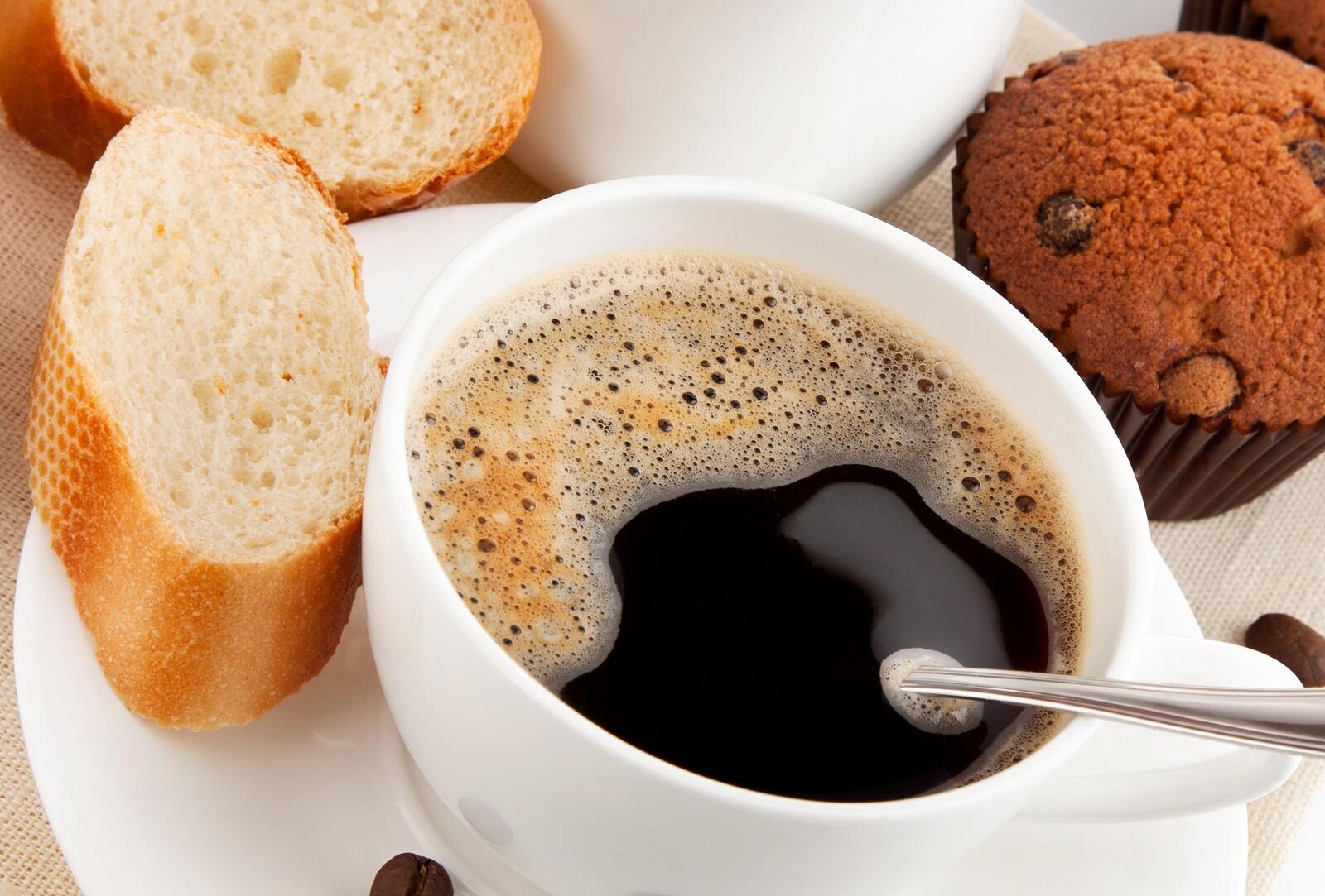 Бесплатное фото Кофе на завтрак с кексами