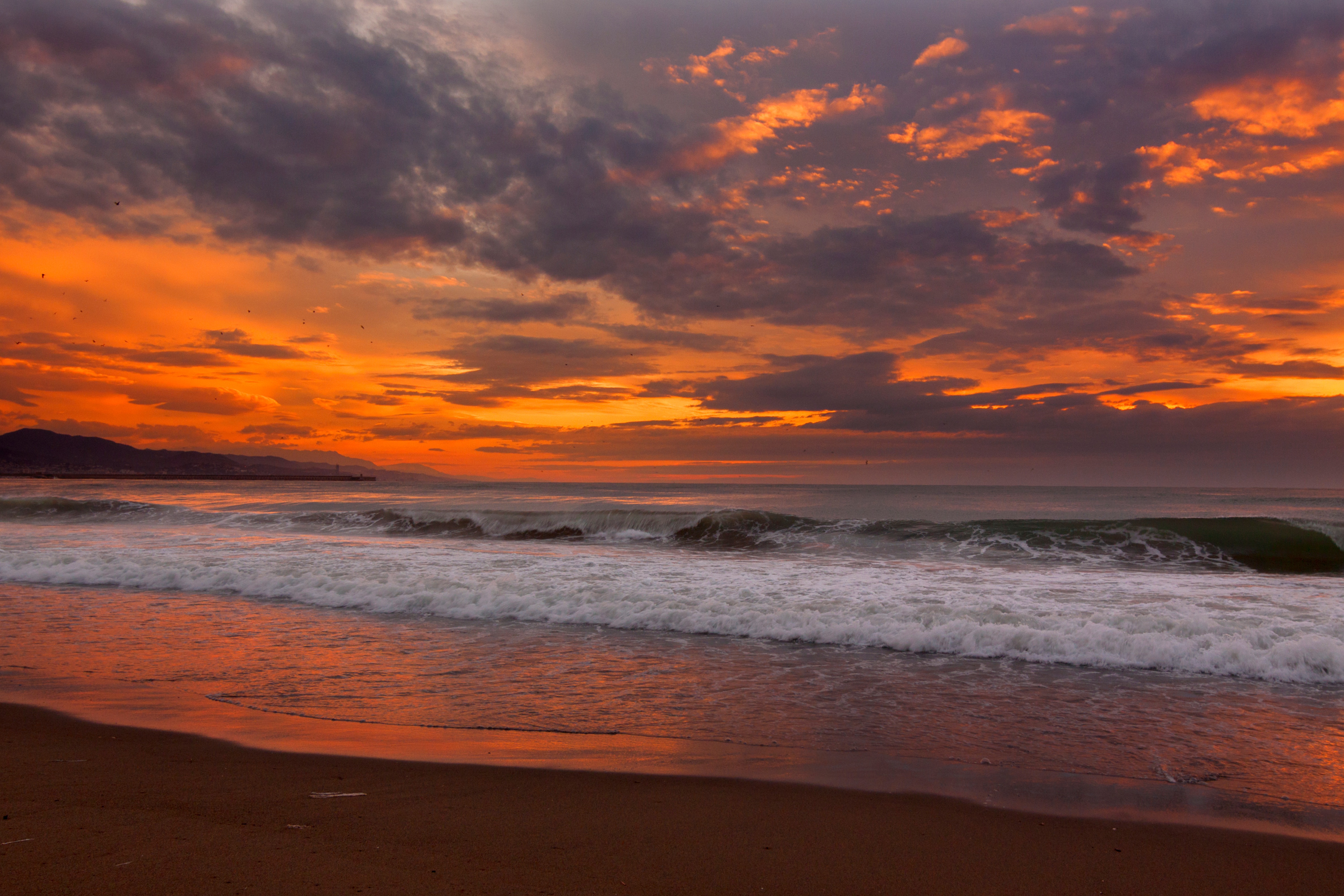 Бесплатное фото Огненный закат на берегу моря
