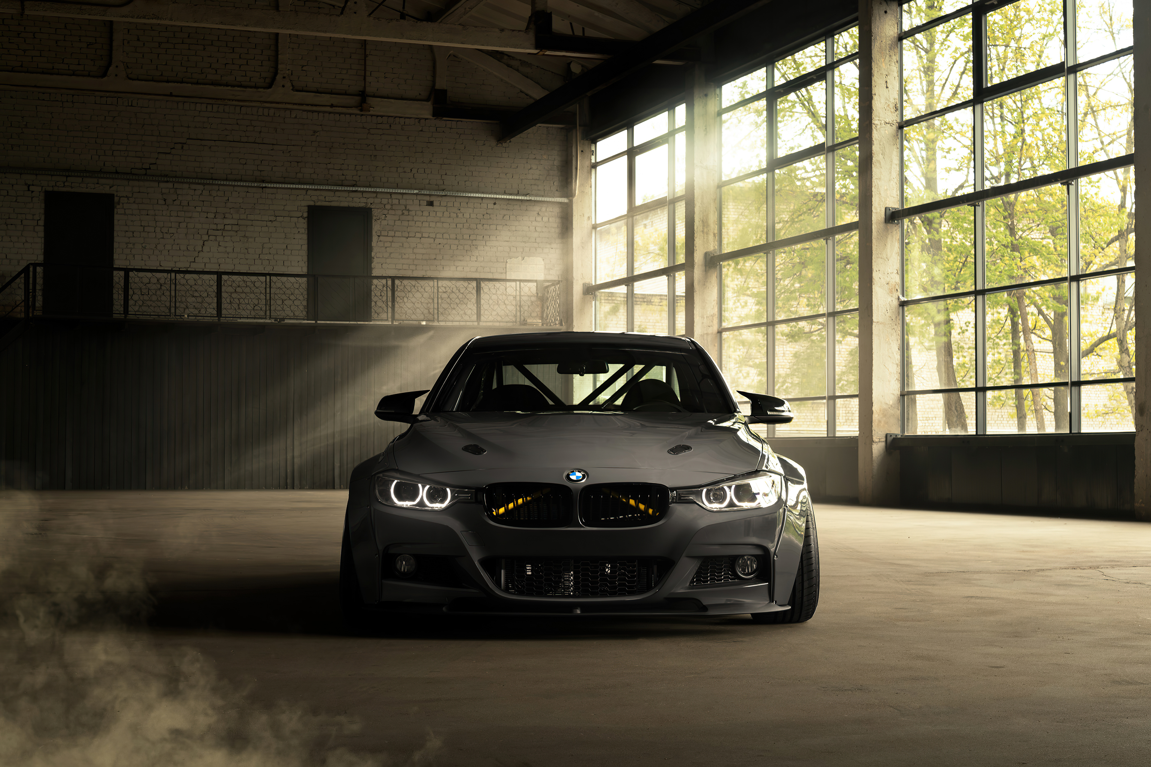 免费照片愤怒的灰色BMW