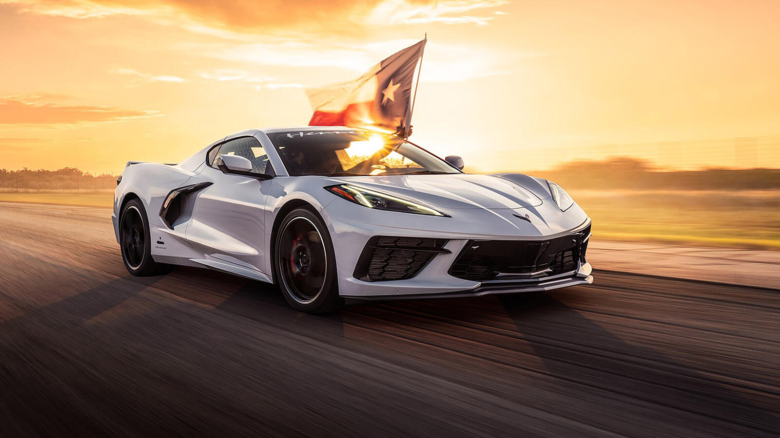 免费照片夕阳下的白色雪佛兰 Corvette。