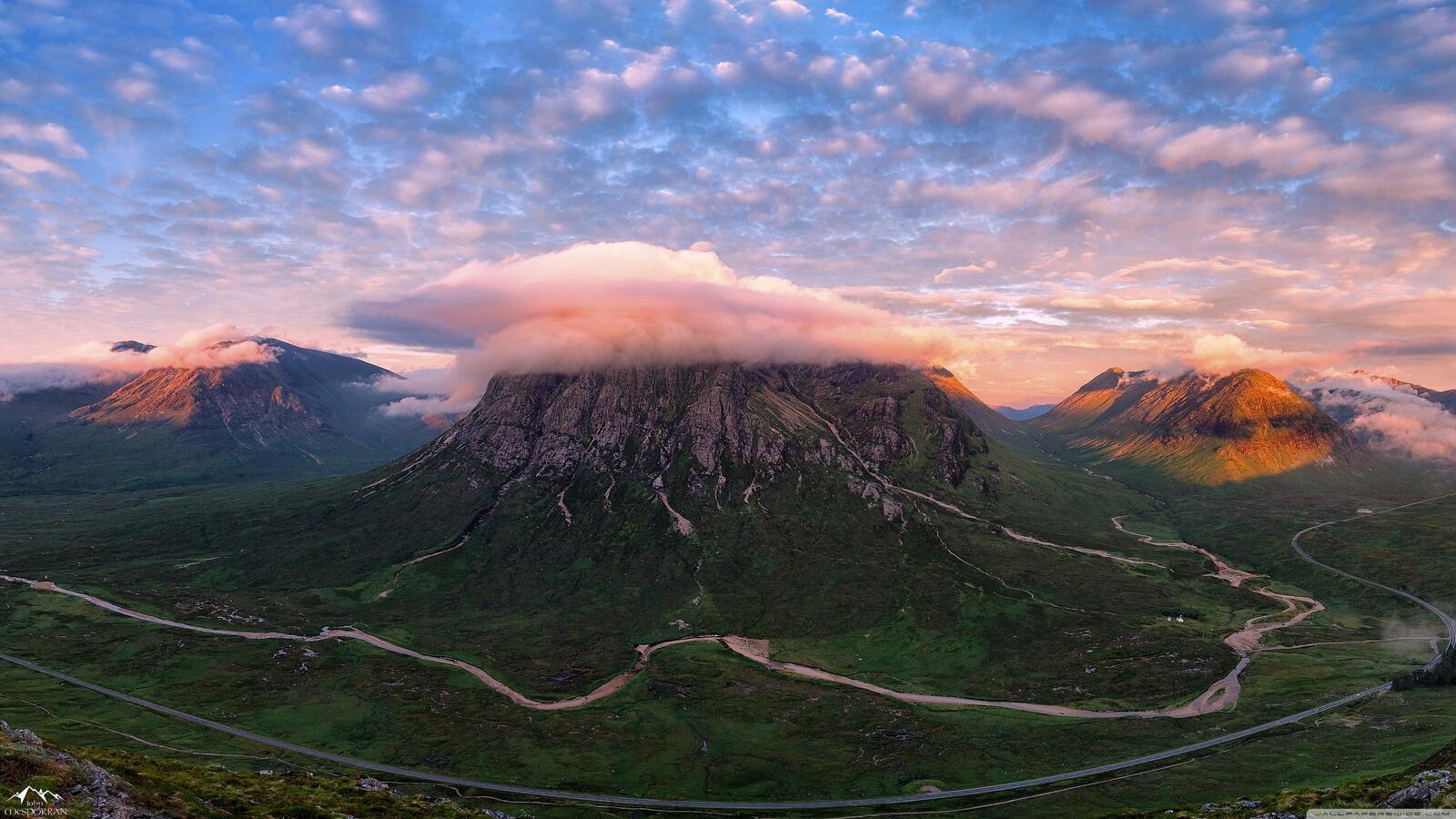 Бесплатное фото Большая гора в облаках на закате