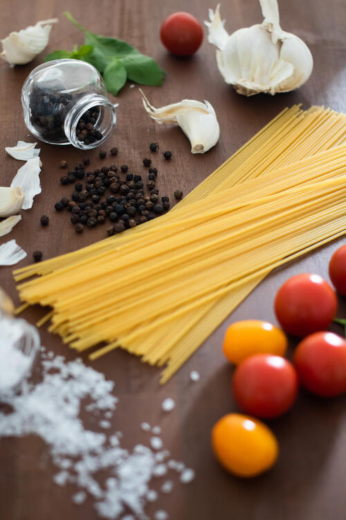 Вкусные спагетти с помидорками