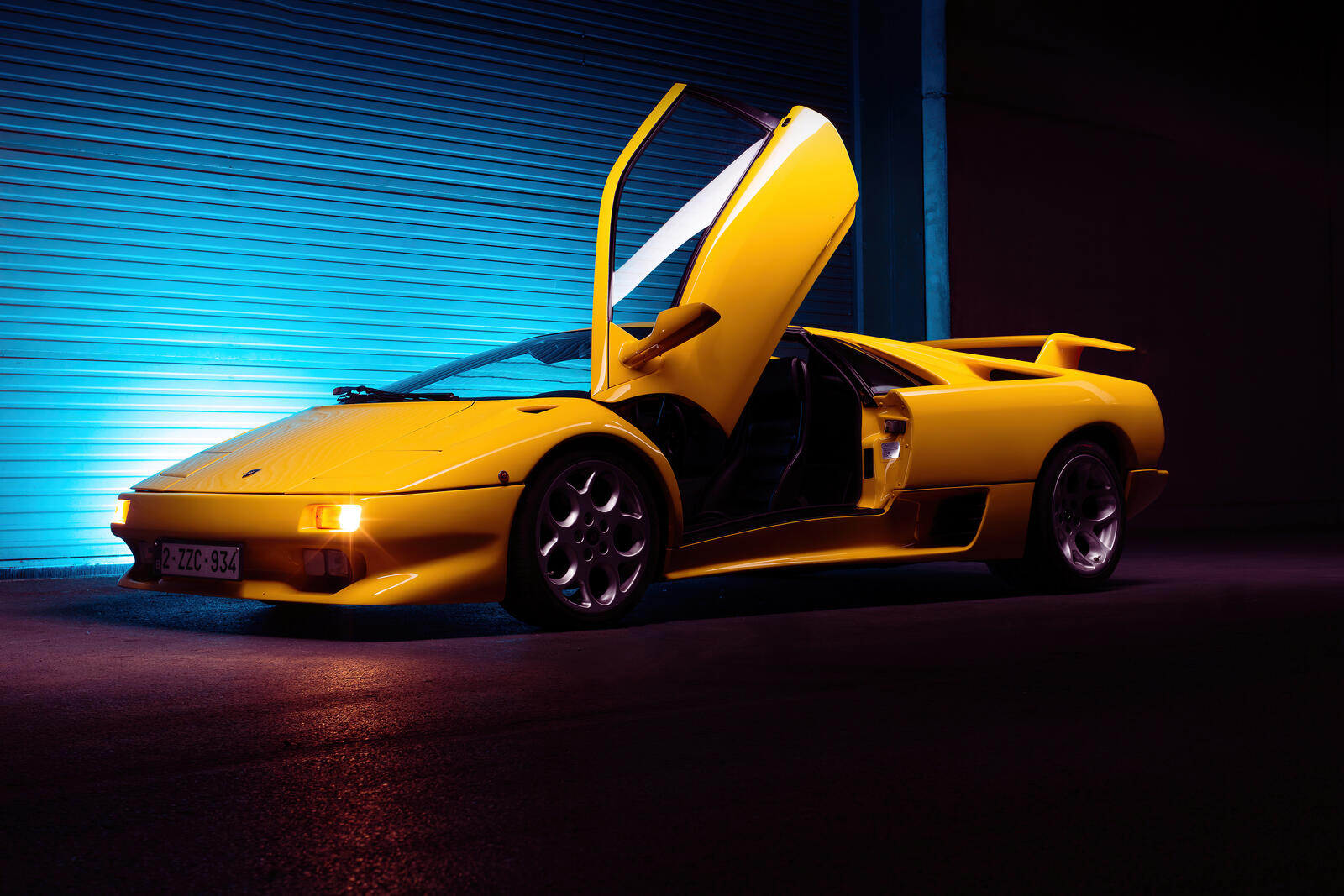 Free photo Yellow Lamborghini Diablo with the door open.