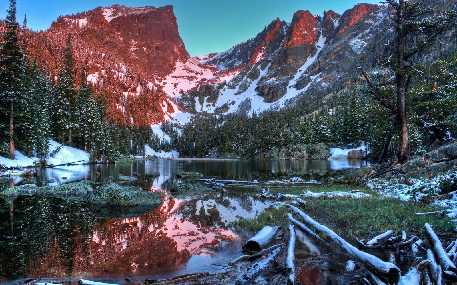 Бесплатное фото Мелководное озеро в горах в зимнюю погоду