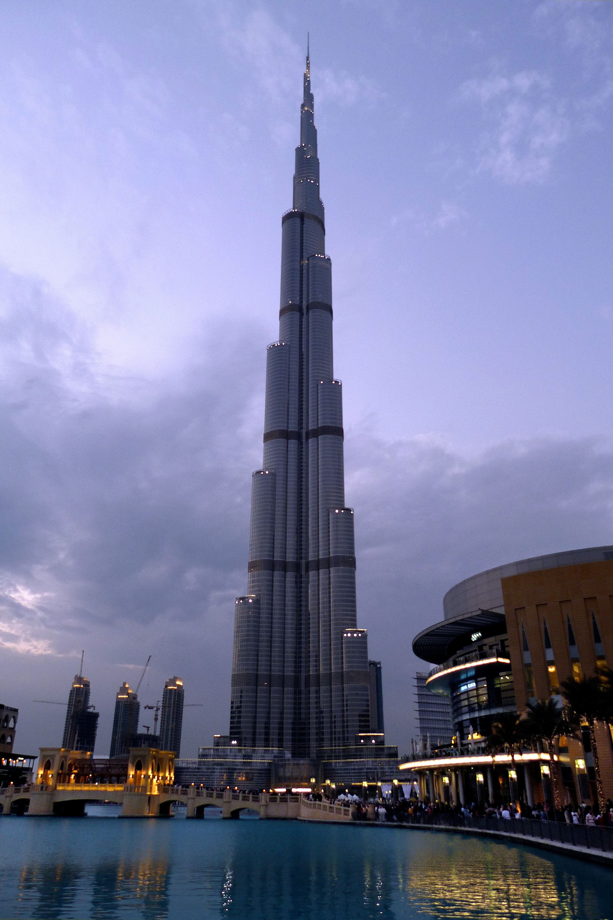 Бесплатное фото Обои с высоким шпилем в Дубае