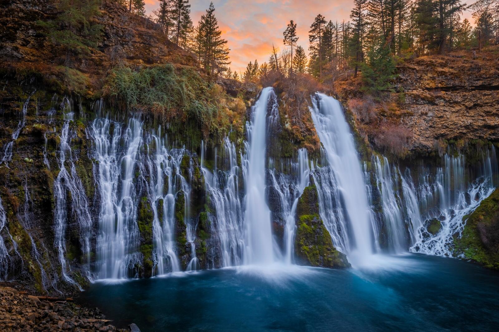 Красивый водопад в Калифорнии