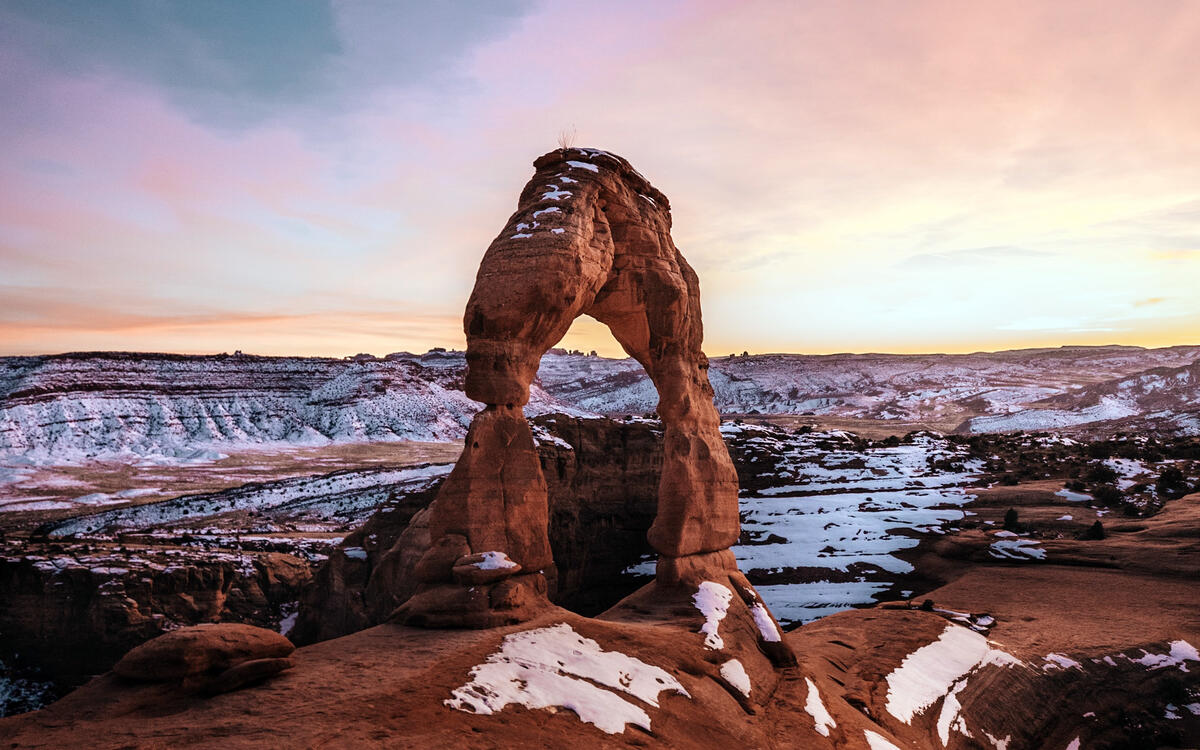 Каменная арка в горах на закате