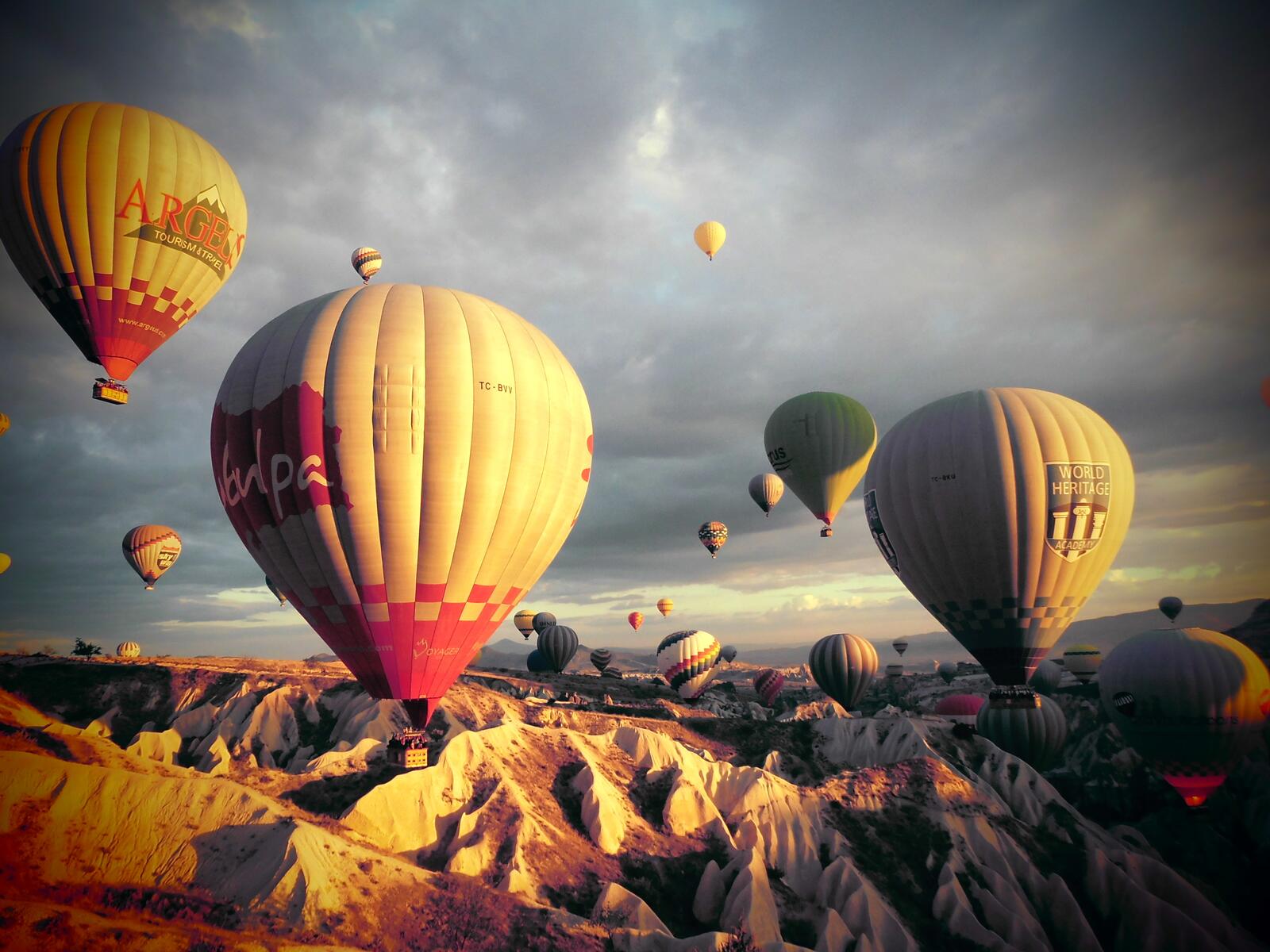 Бесплатное фото Воздушные шары над горами