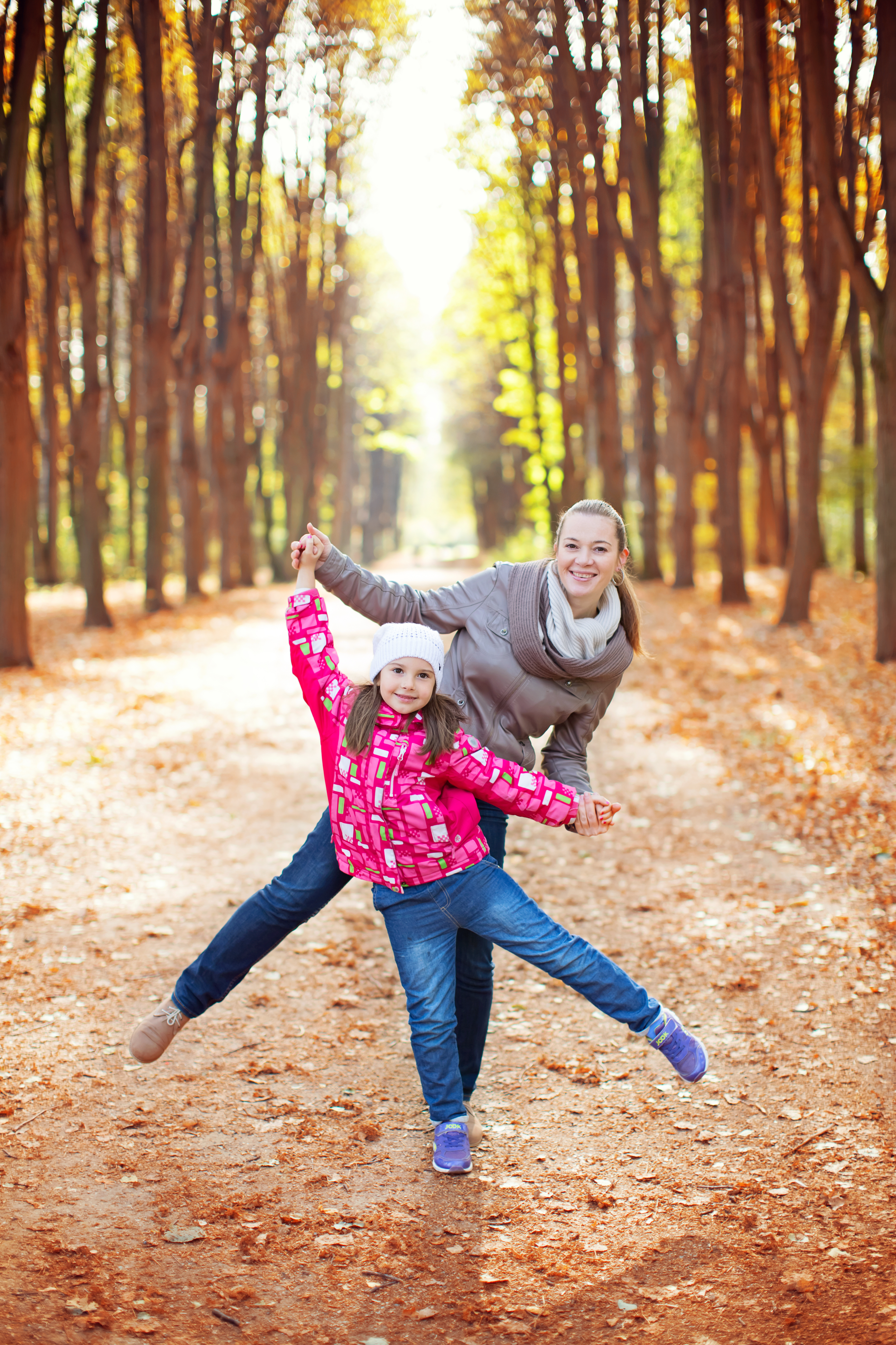 Free photo Woman with daughter, posing, on the background of autumn forest, photo