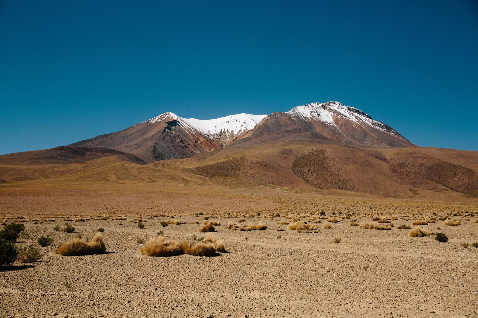 Бесплатное фото Гора в пустыне со снегом на холме