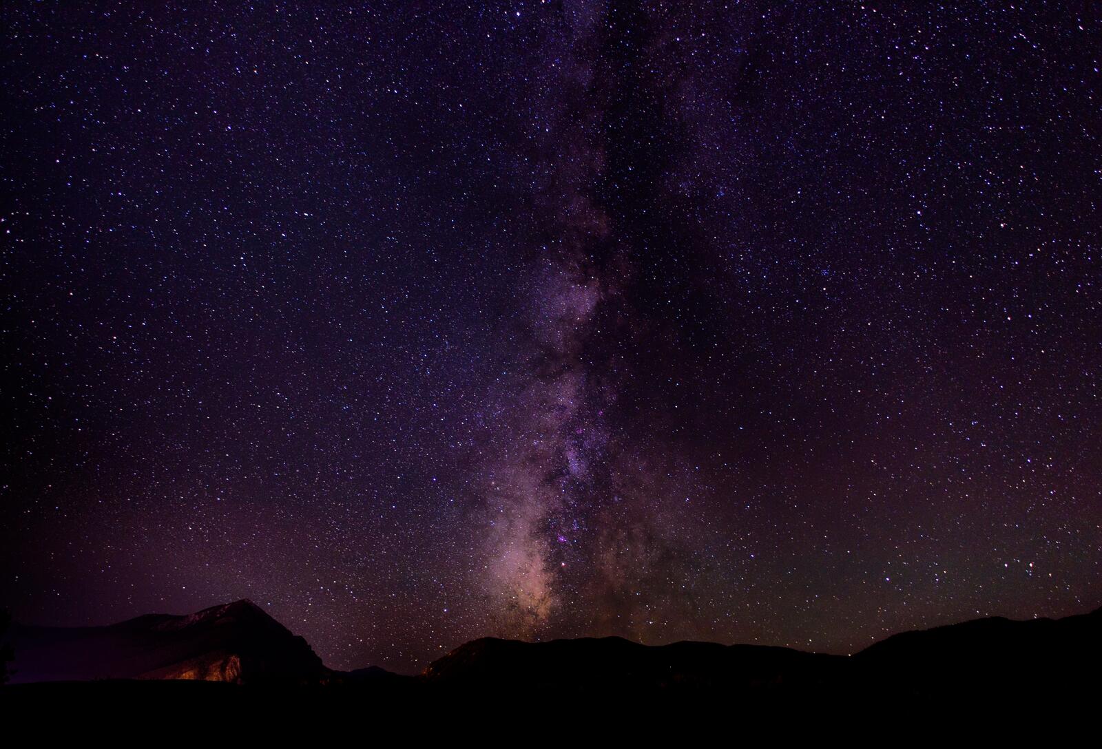 Ночное небо со звездами в горах