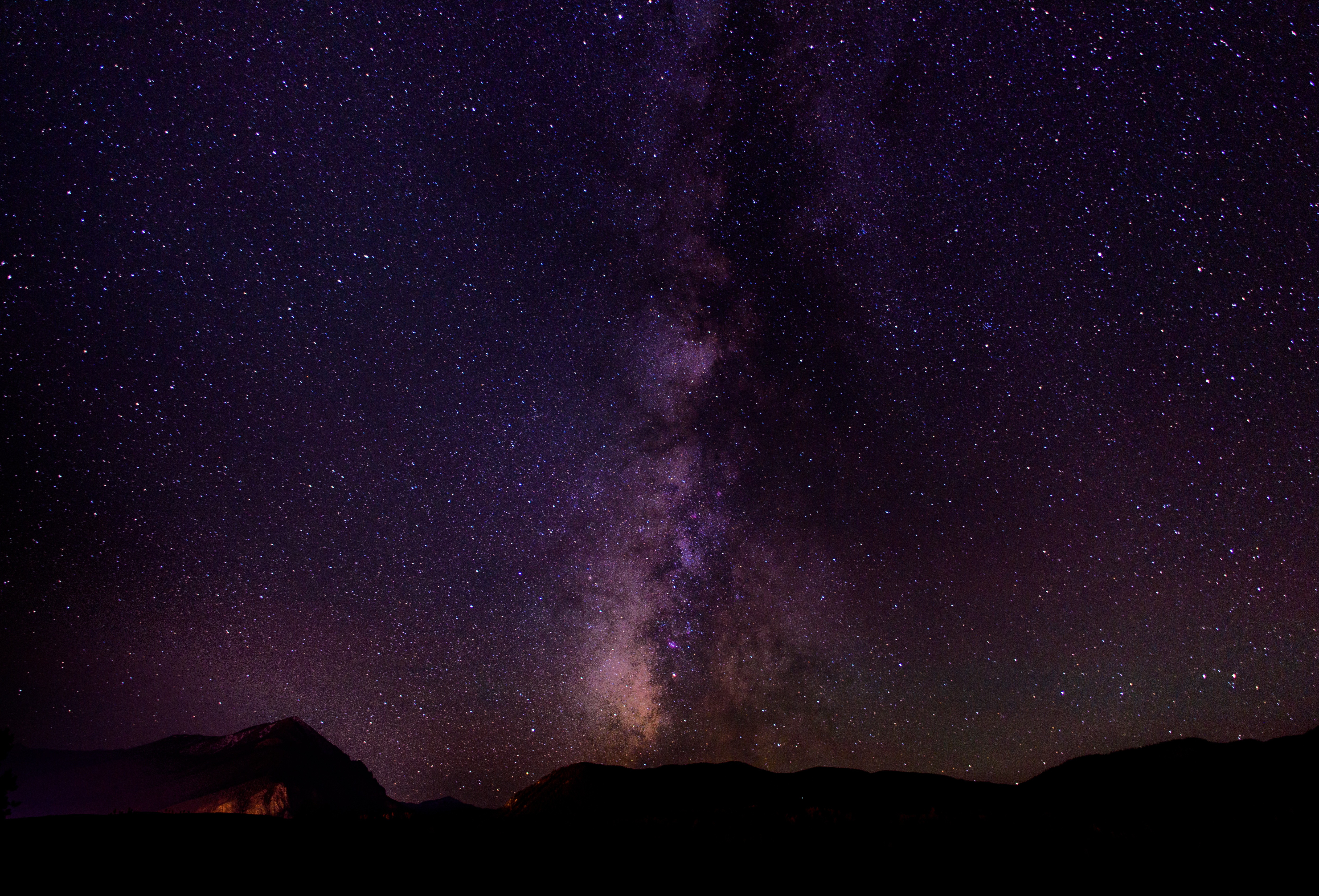Бесплатное фото Ночное небо со звездами в горах