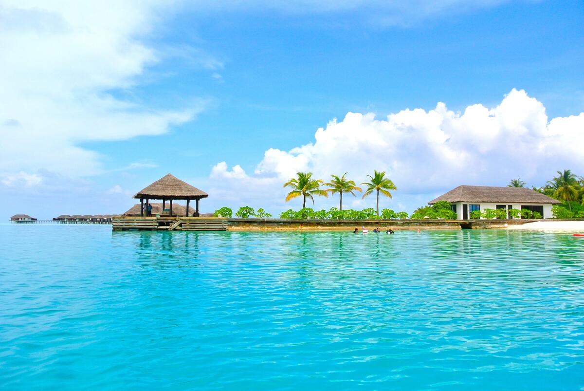 Остров с голубой лагуной на Мальдивах