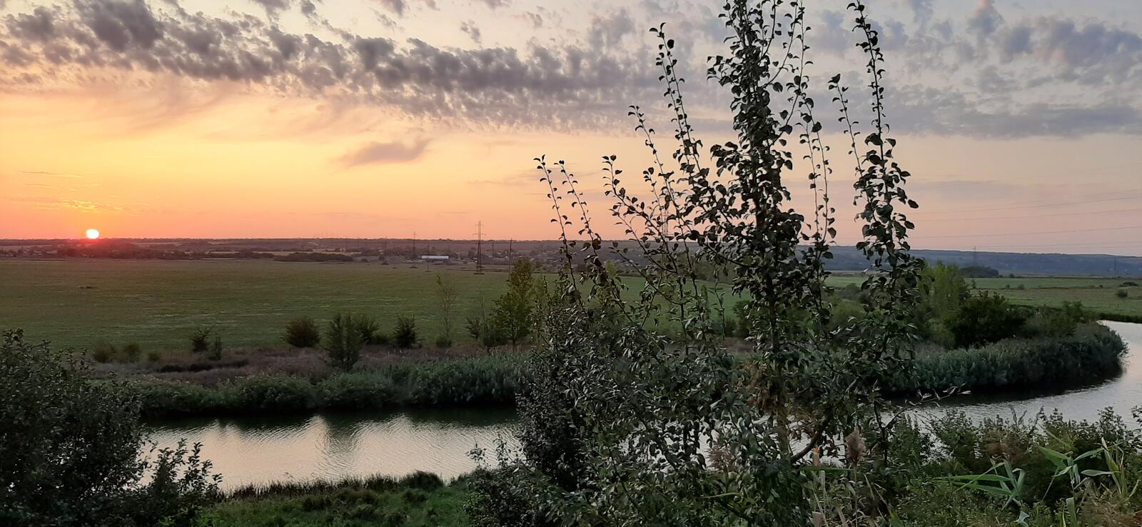 Бесплатное фото Летний пейзаж с рекой возле деревни