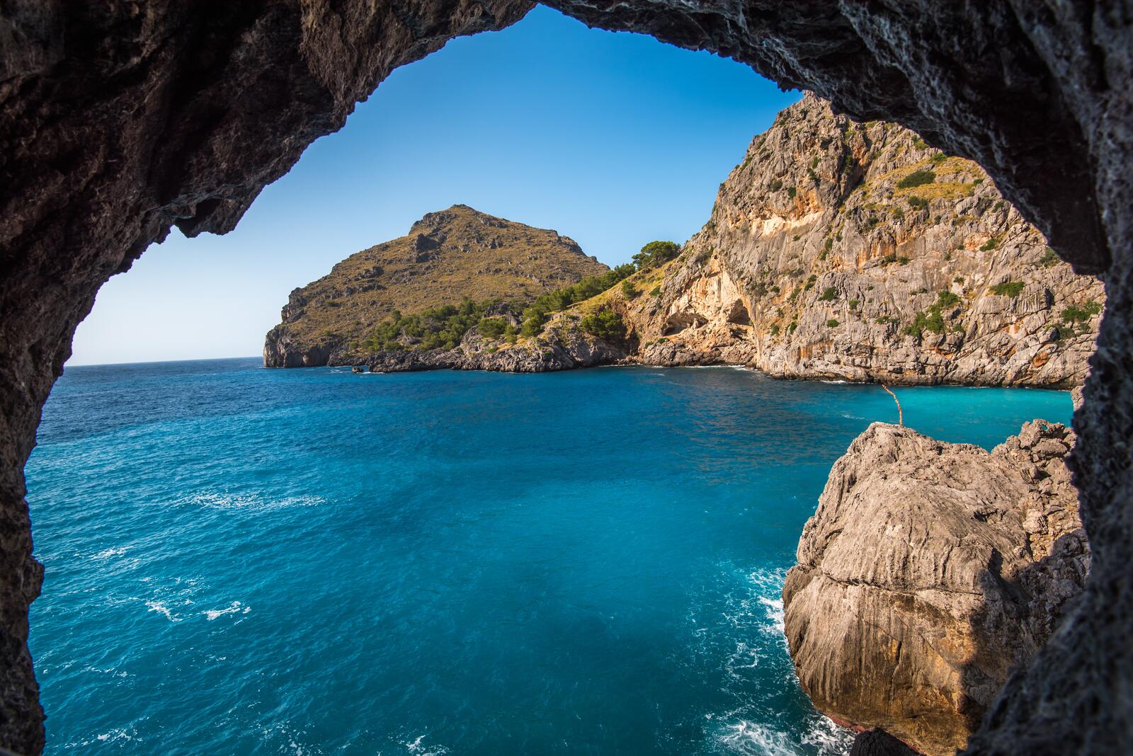Бесплатное фото Пещера на берегу моря
