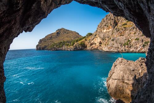 Пещера на берегу моря