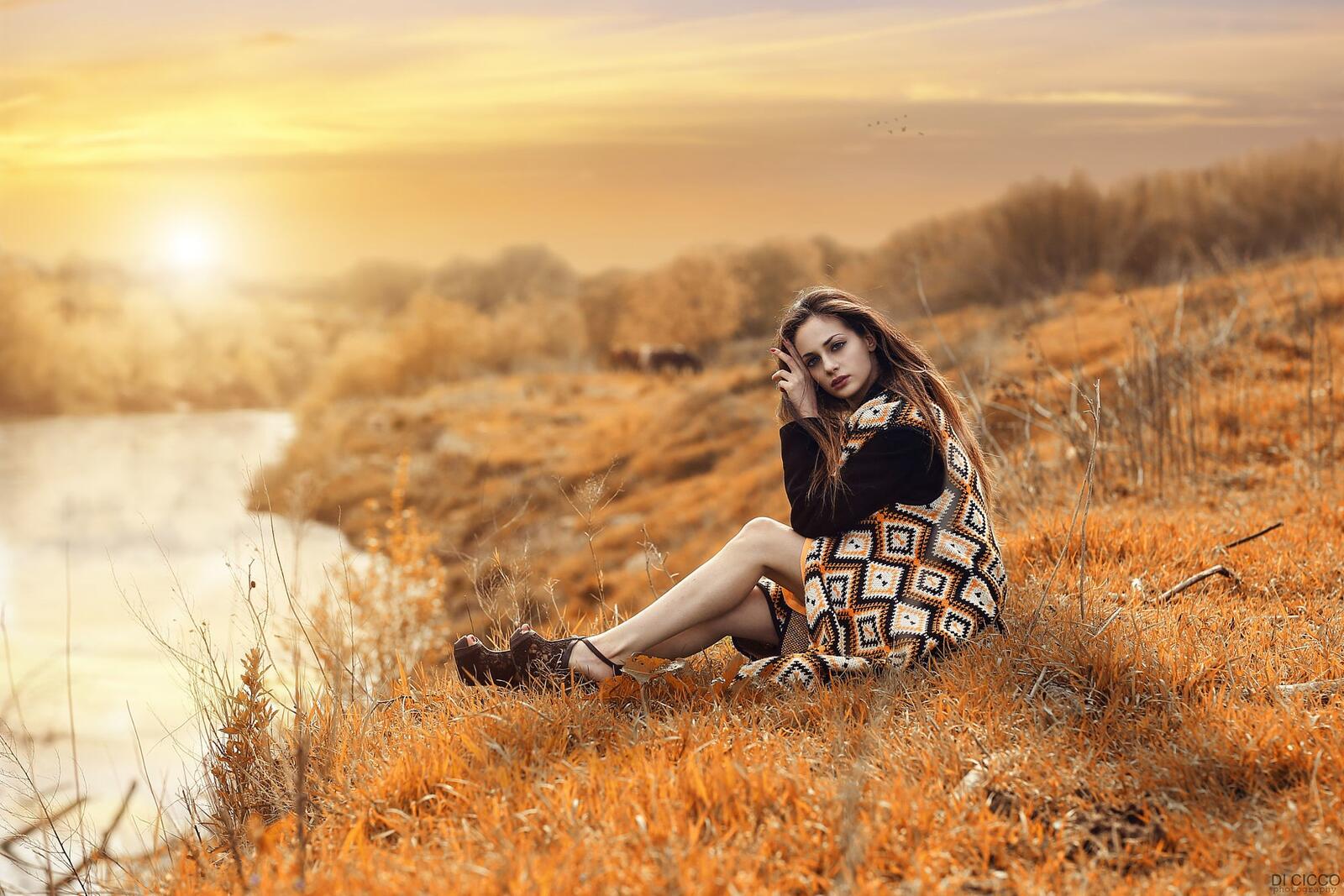 Бесплатное фото Девушка на берегу реки в солнечную погоду