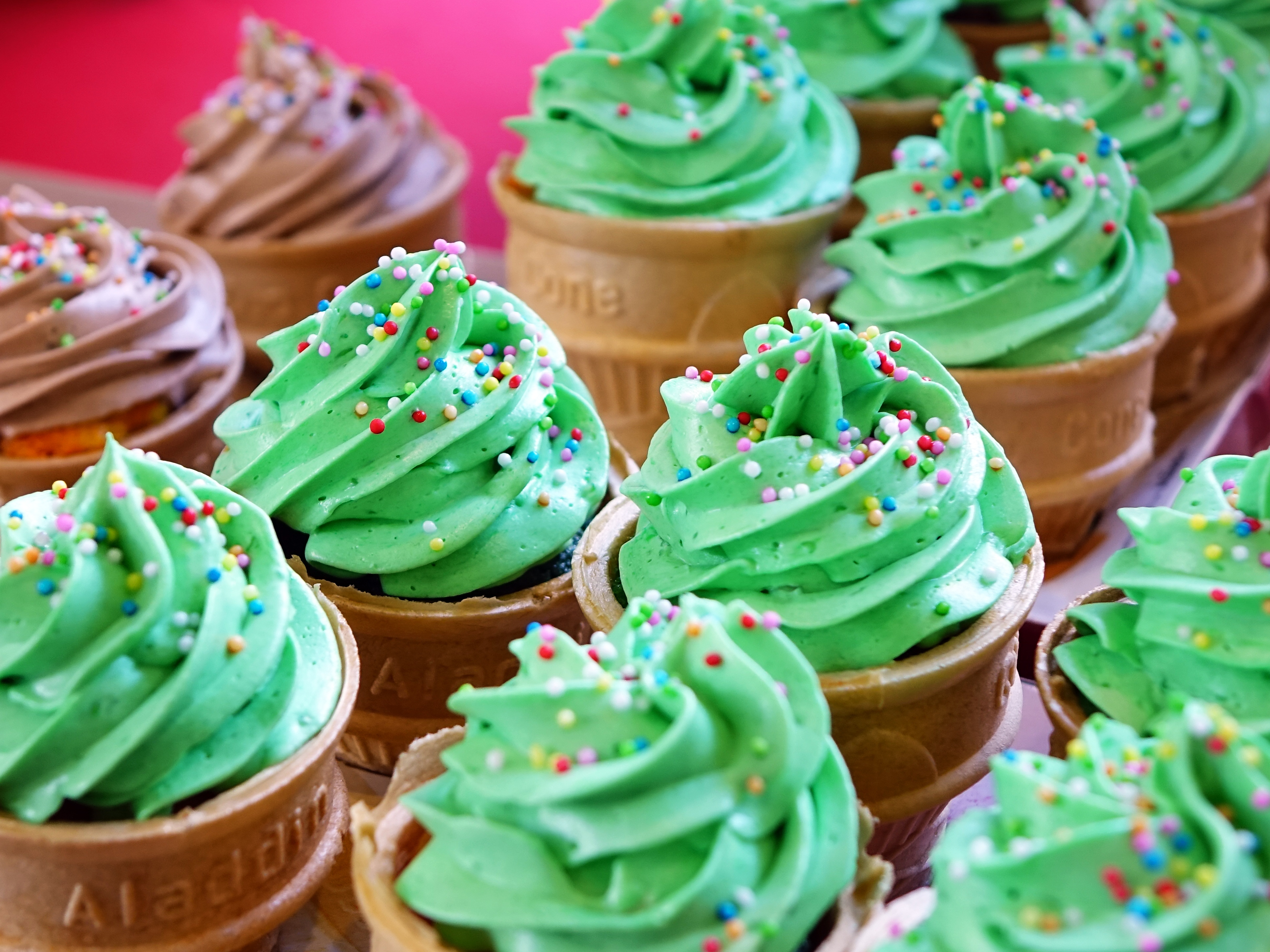 Free photo Sweet cupcakes with green frosting