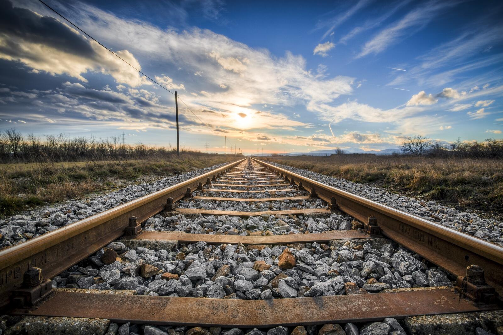Бесплатное фото Железнодорожные рельсы скрывающиеся за горизонтом