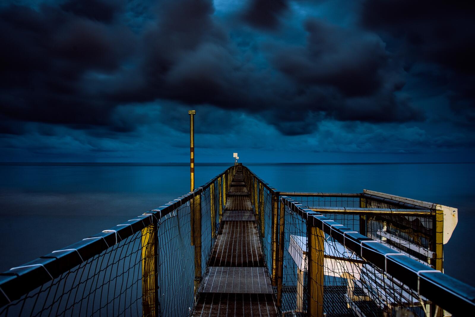 Бесплатное фото Старинный мостик с перилами возле берега моря
