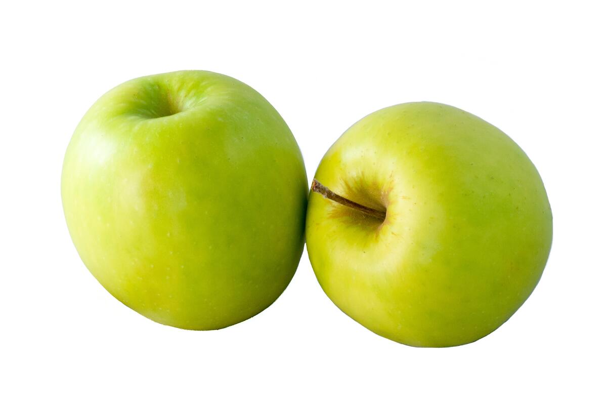 Обои два зеленых яблока на белом фоне
