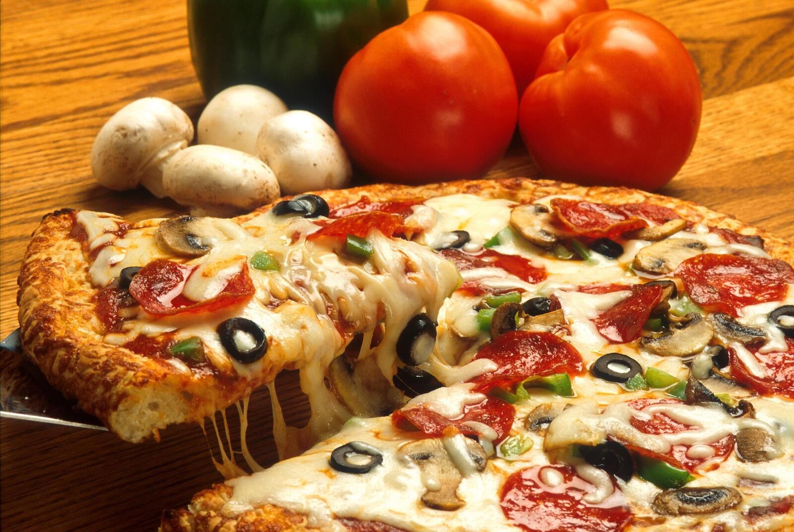 Бесплатное фото Свежеприготовленная пицца пепперони с маслинами