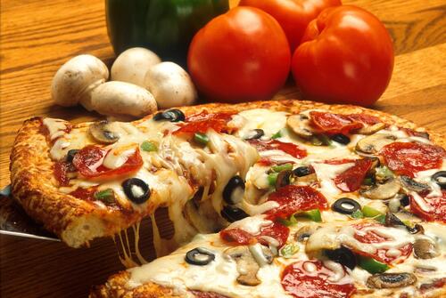 Свежеприготовленная пицца пепперони с маслинами