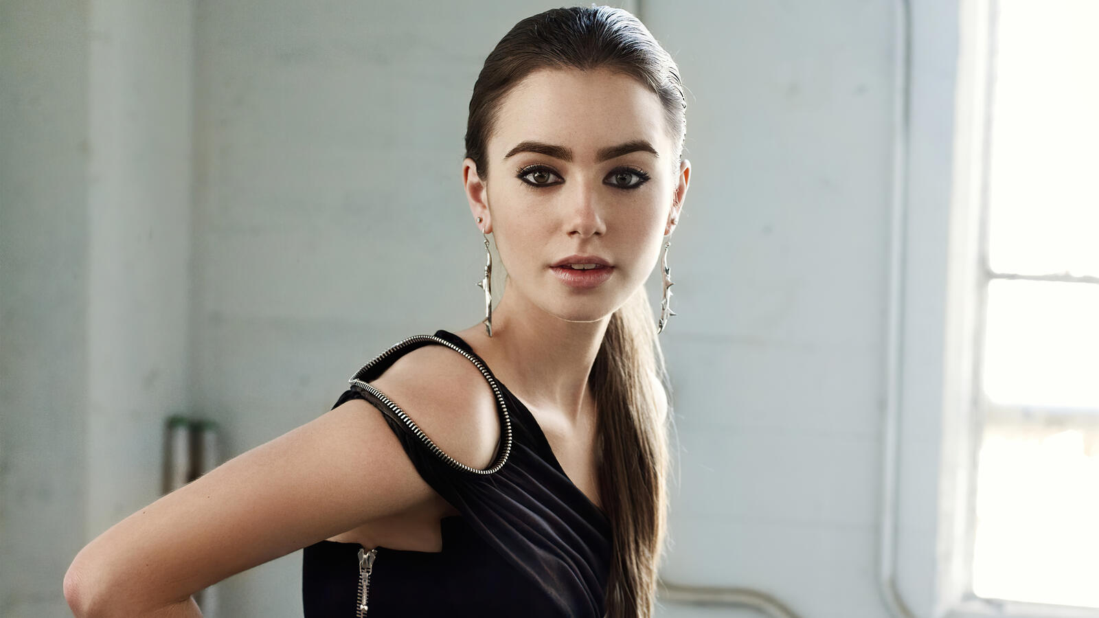 Free photo Portrait of a Young Lily Collins
