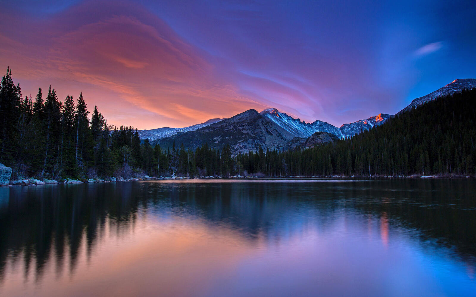 Бесплатное фото Сумерки на озере в горах Колорадо