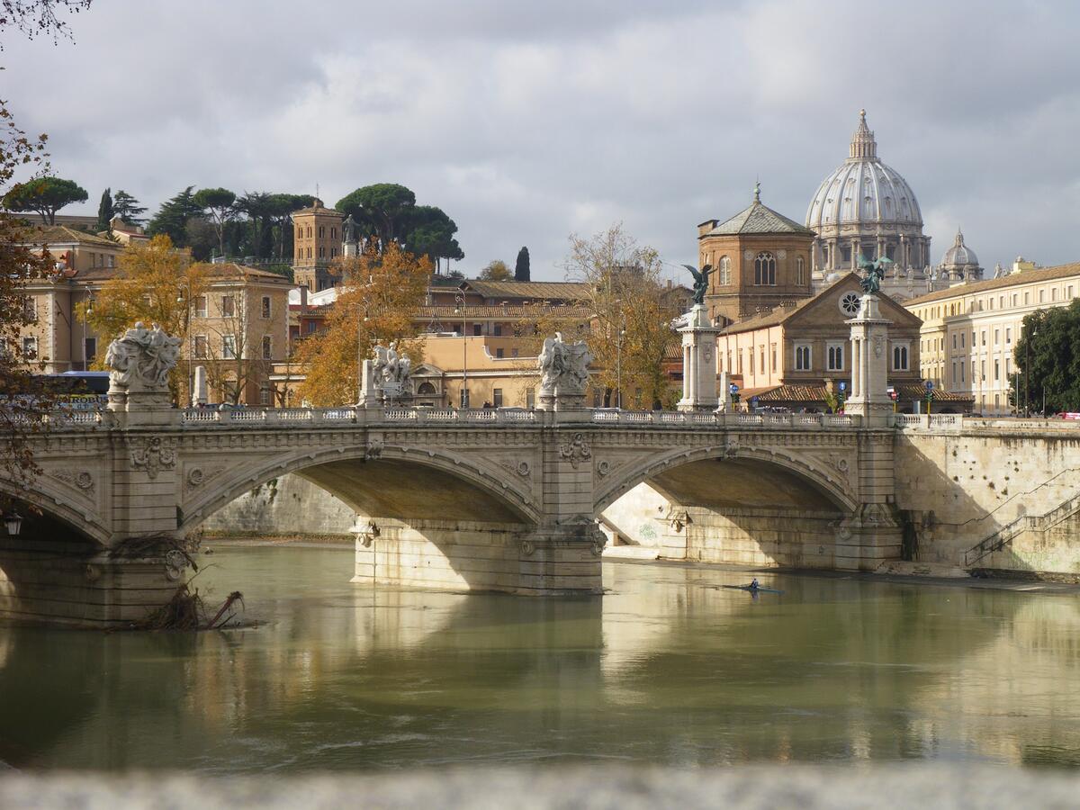 Bridge over the river in Rome