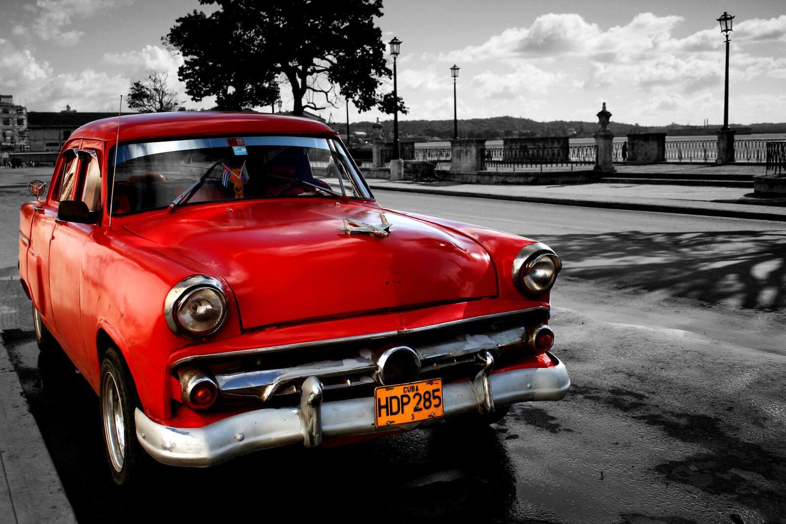 Красный ретроавтомобиль на Кубе