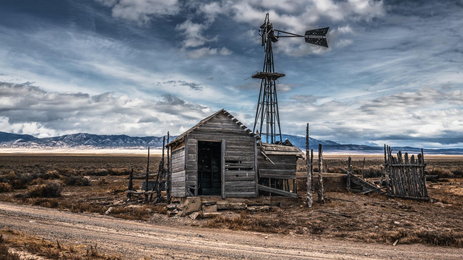 Бесплатное фото Старый заброшенный домик на ферме в пустынной местности