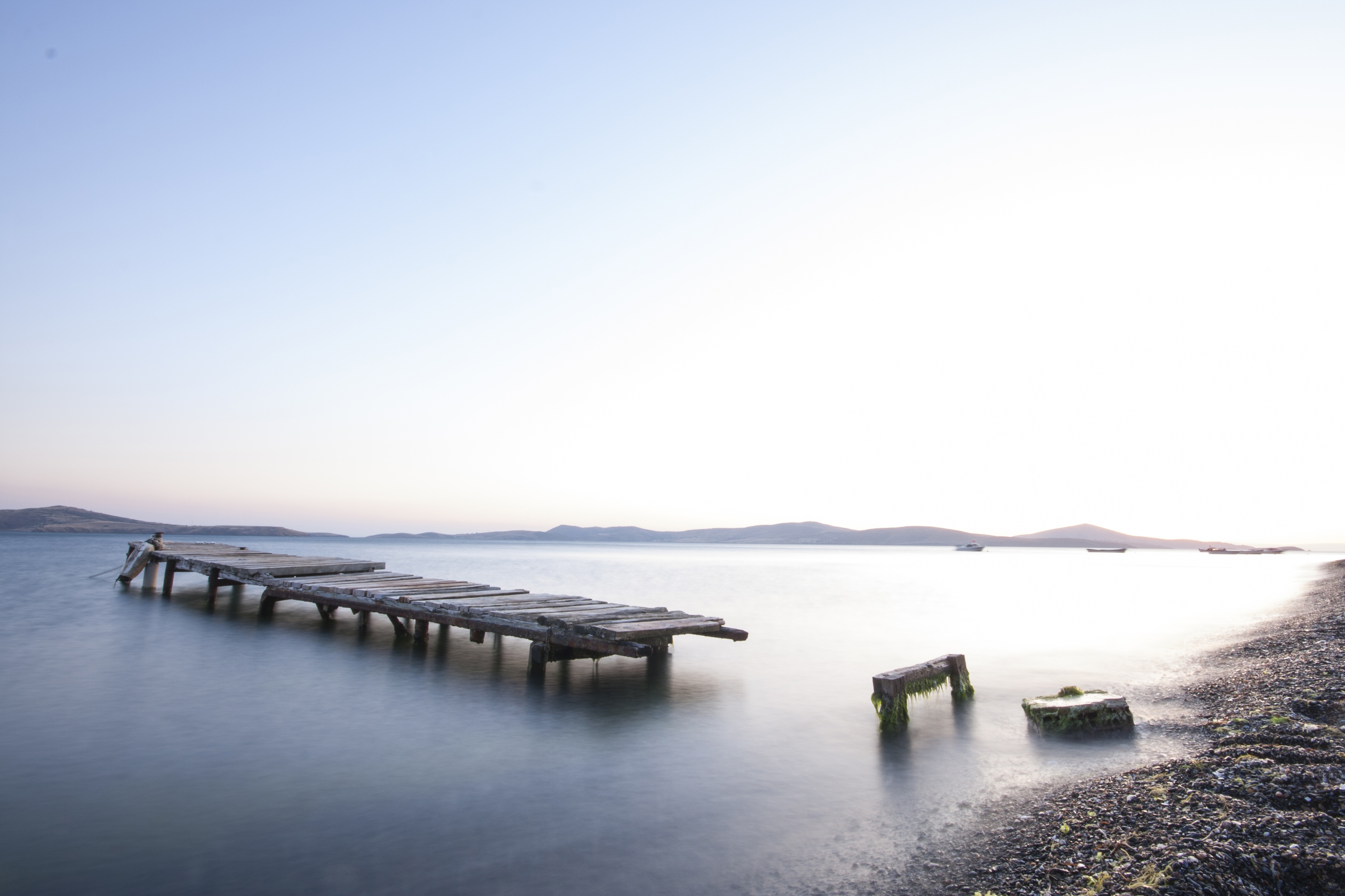 Бесплатное фото Разрушенный деревянный мост на берегу моря
