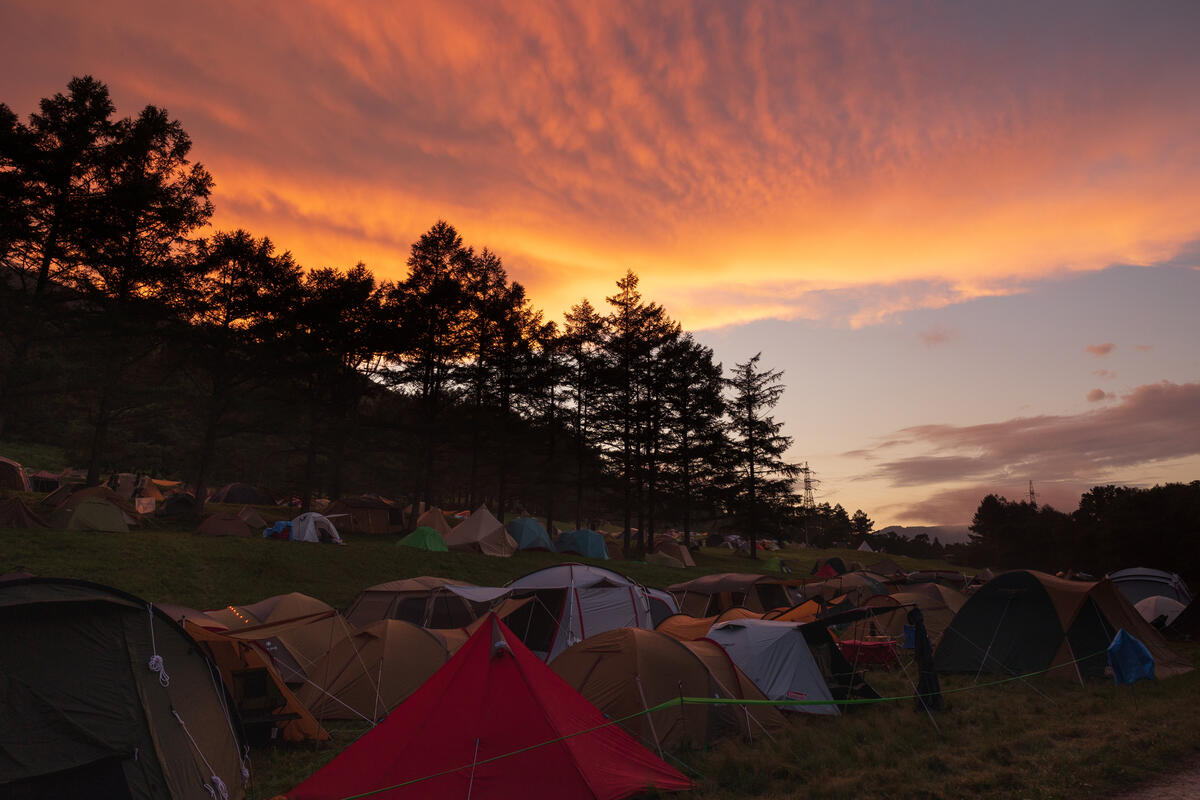 Палаточный лагерь у подножья горы