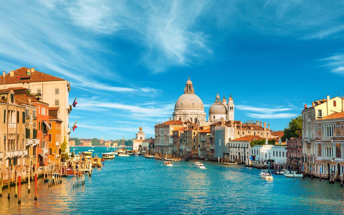 Гранд-канал в Венеции с красивой старинной архитектурой
