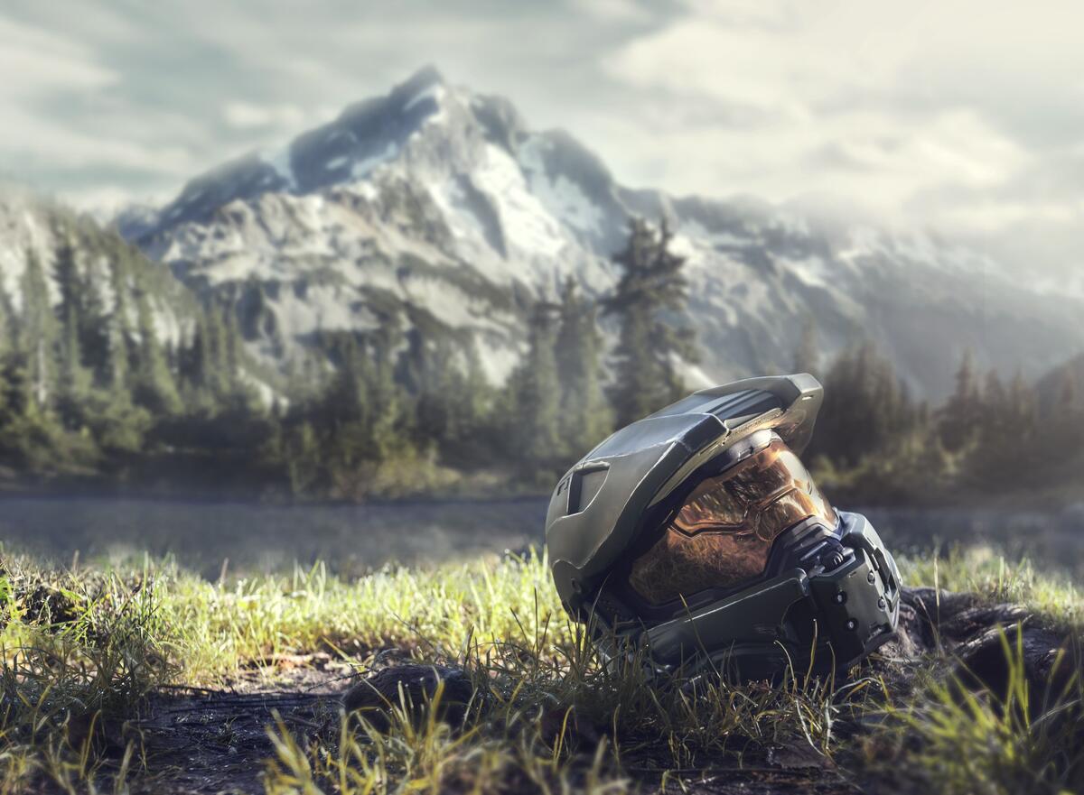Helo 5 helmet lying on the grass against a backdrop of mountains