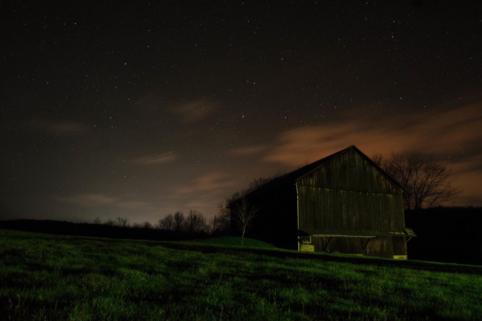 Бесплатное фото Деревянный сарай на ночном поле