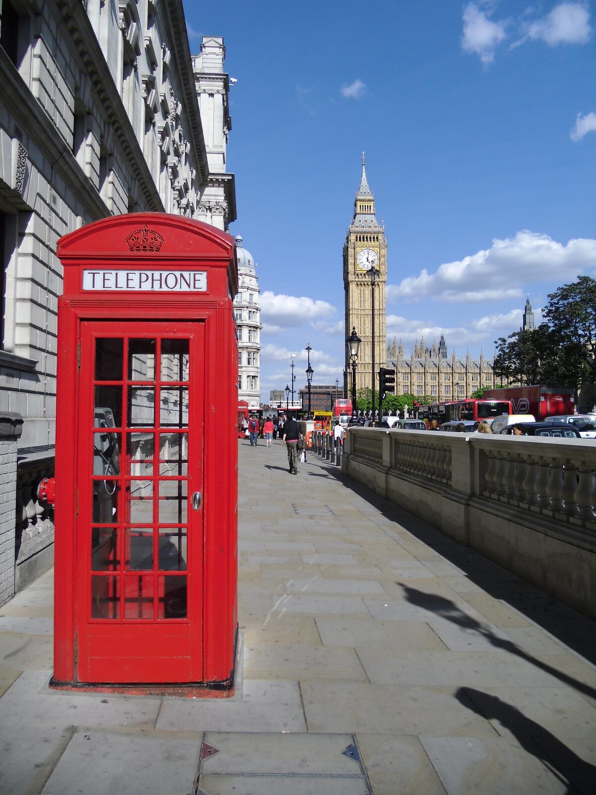 Красная телефонная будка на улице лондона