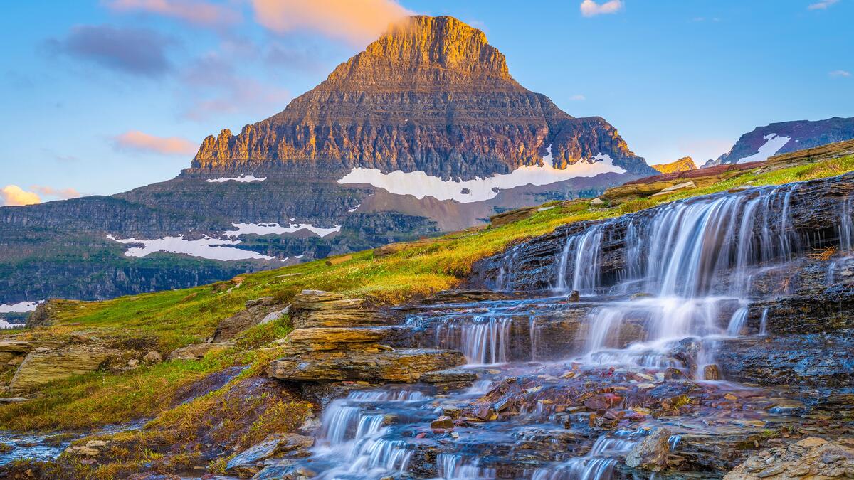 Красивый водопад напротив большой горы