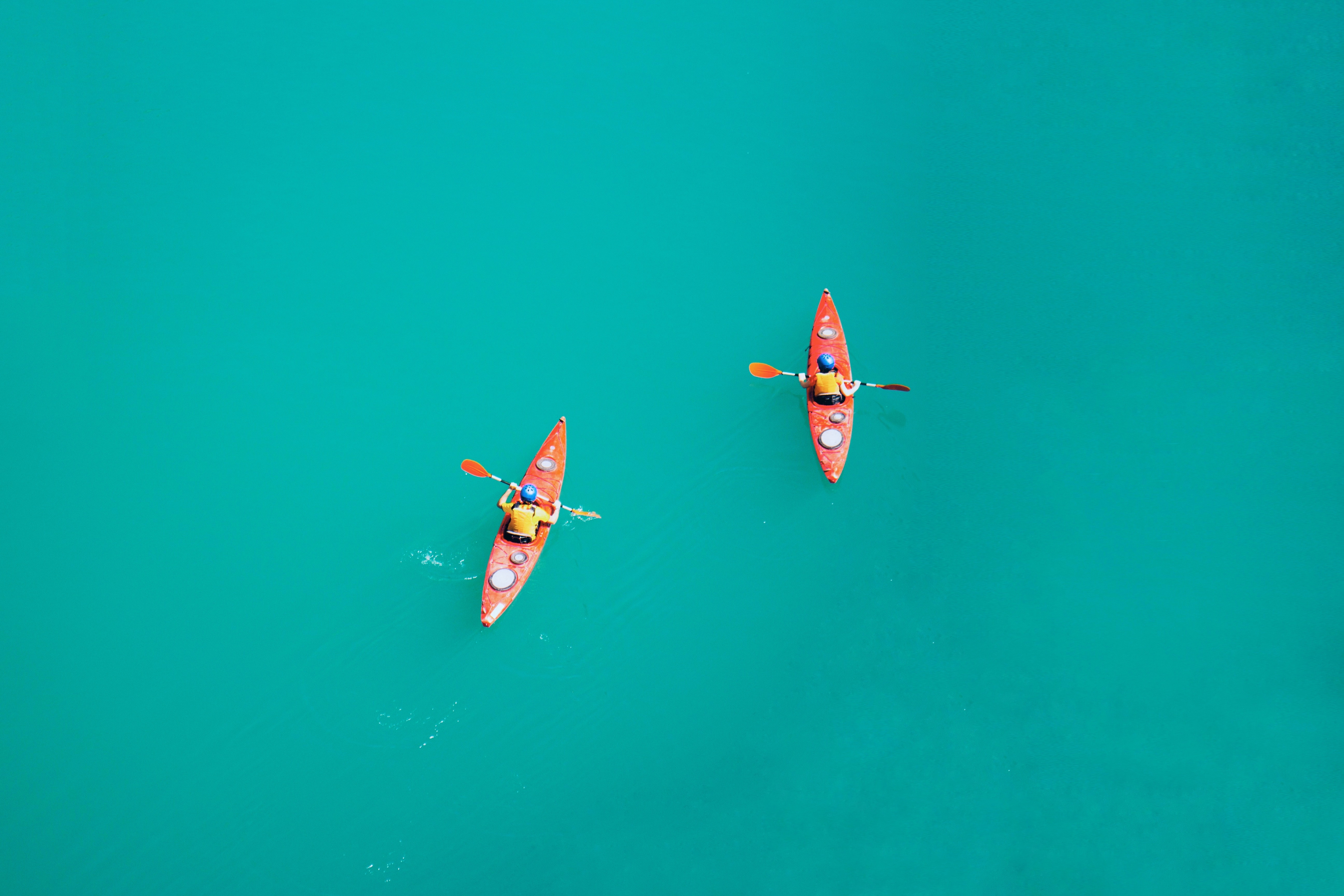 蓝色湖面上的两艘皮划艇
