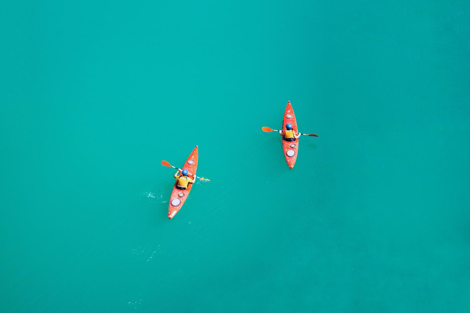 Free photo Two kayaks on a blue lake