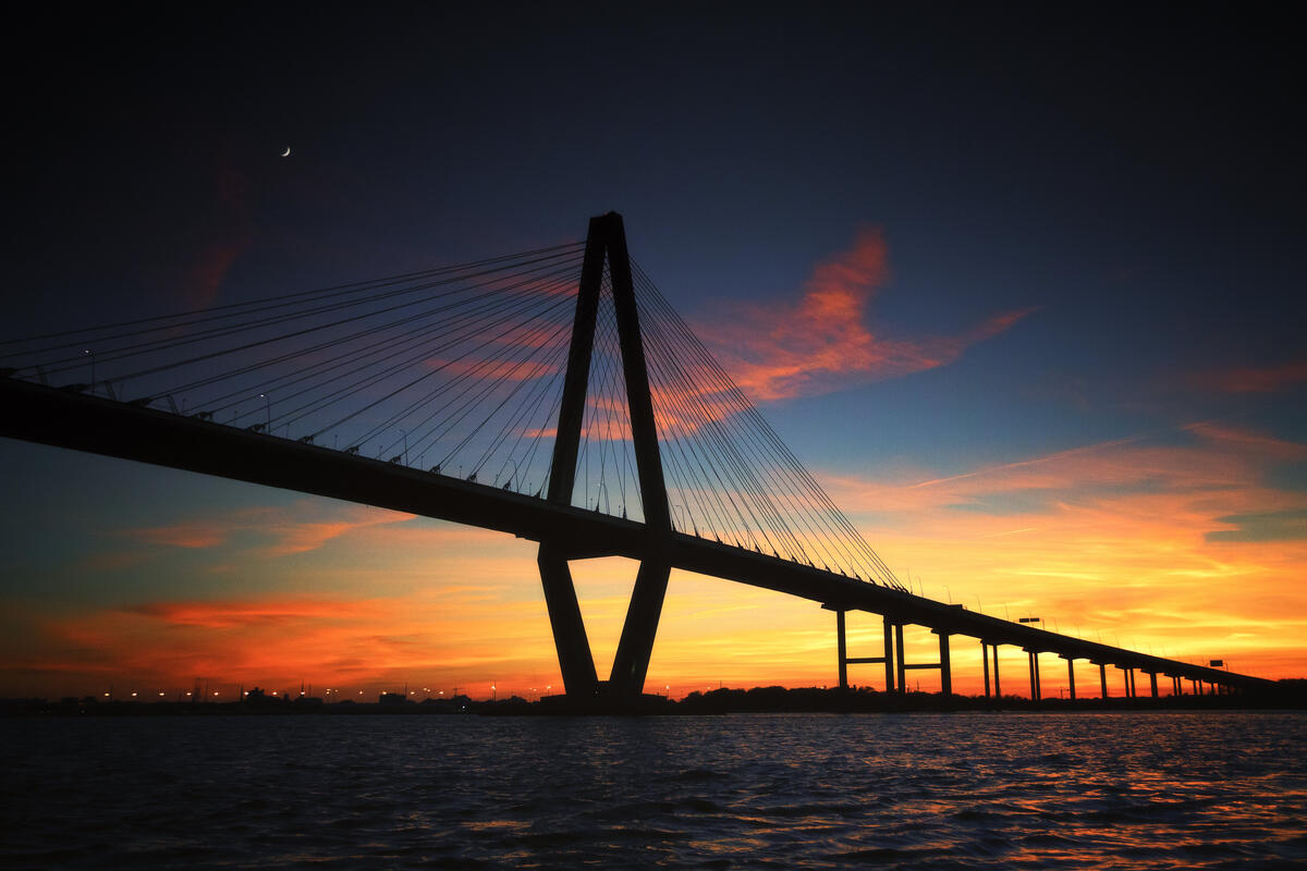 Картинка с большим автомобильным мостом на закате
