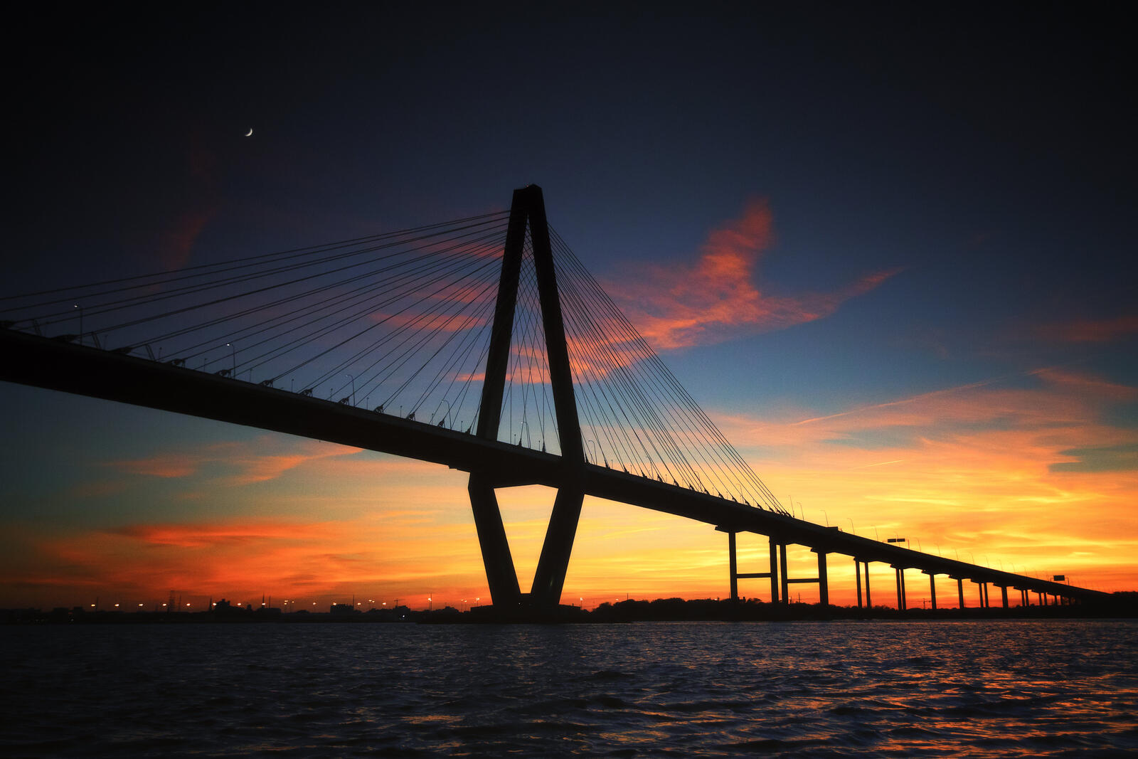 Бесплатное фото Картинка с большим автомобильным мостом на закате
