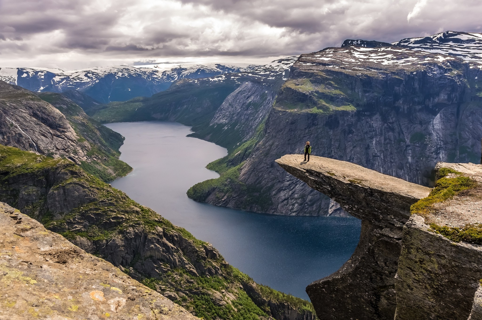 Бесплатное фото Пеший туризм в каньоне Норвегии