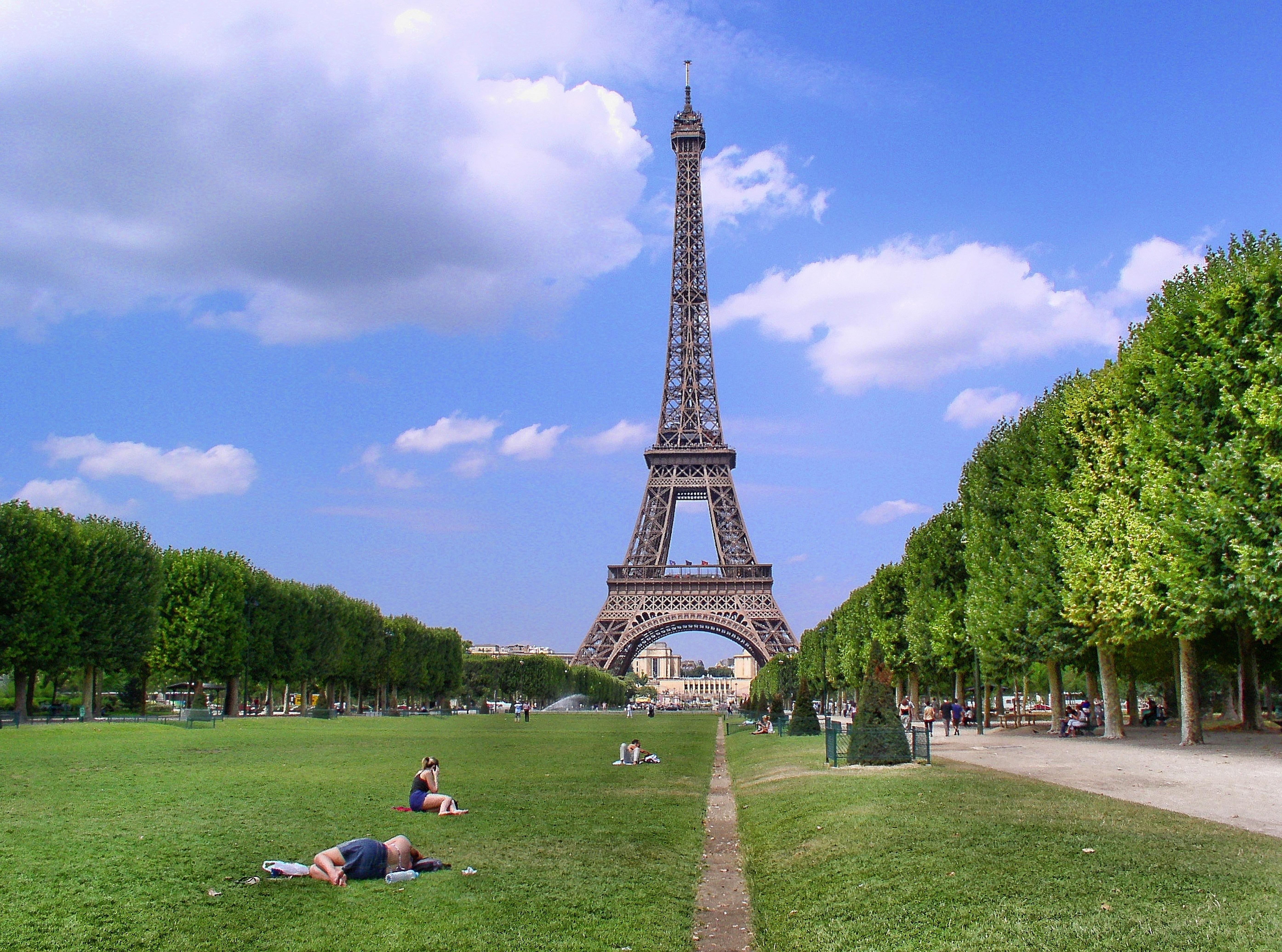 Парижский парк возле Эйфелевой башни