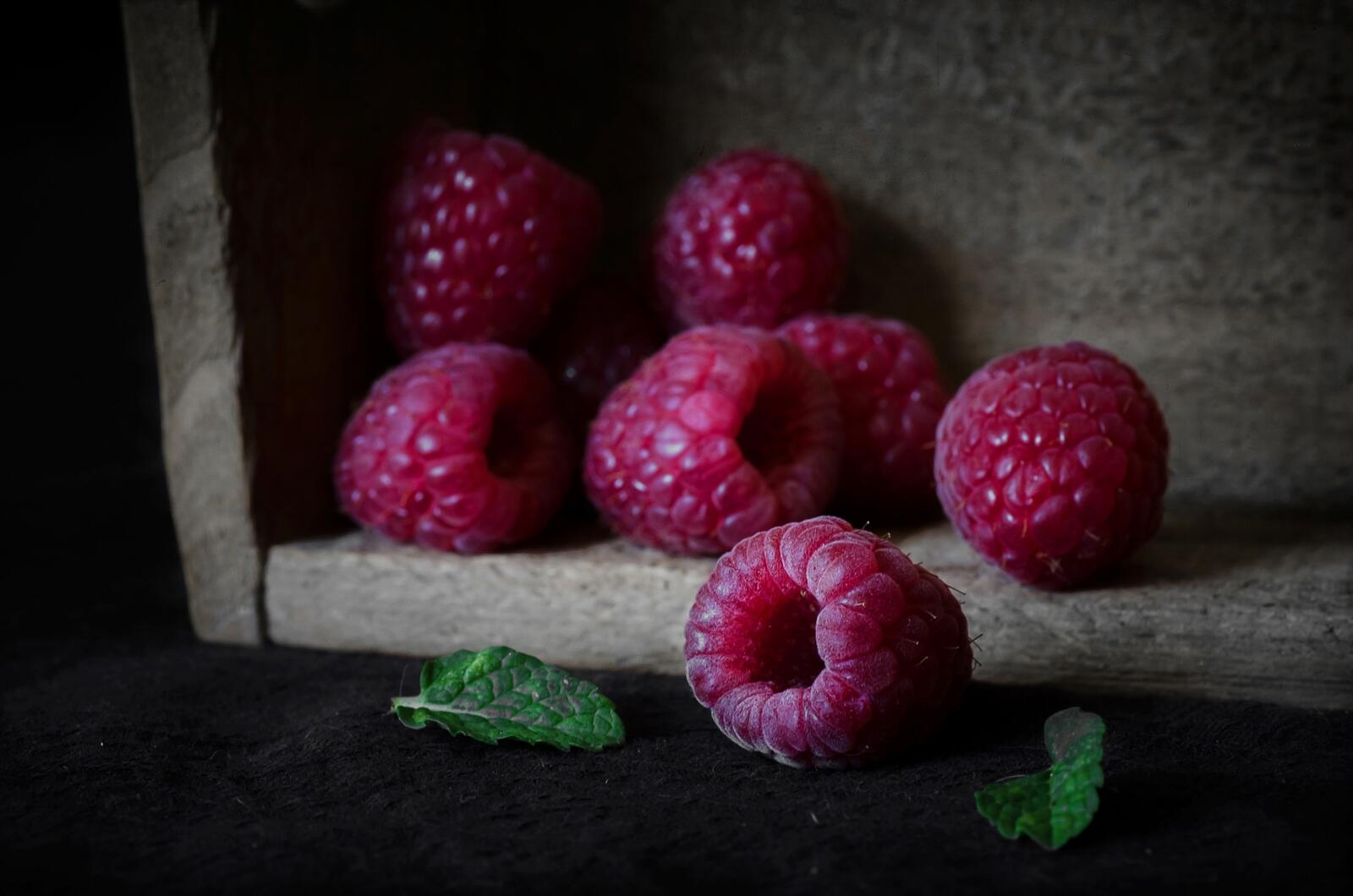 Free photo Fresh raspberries scattered on the table