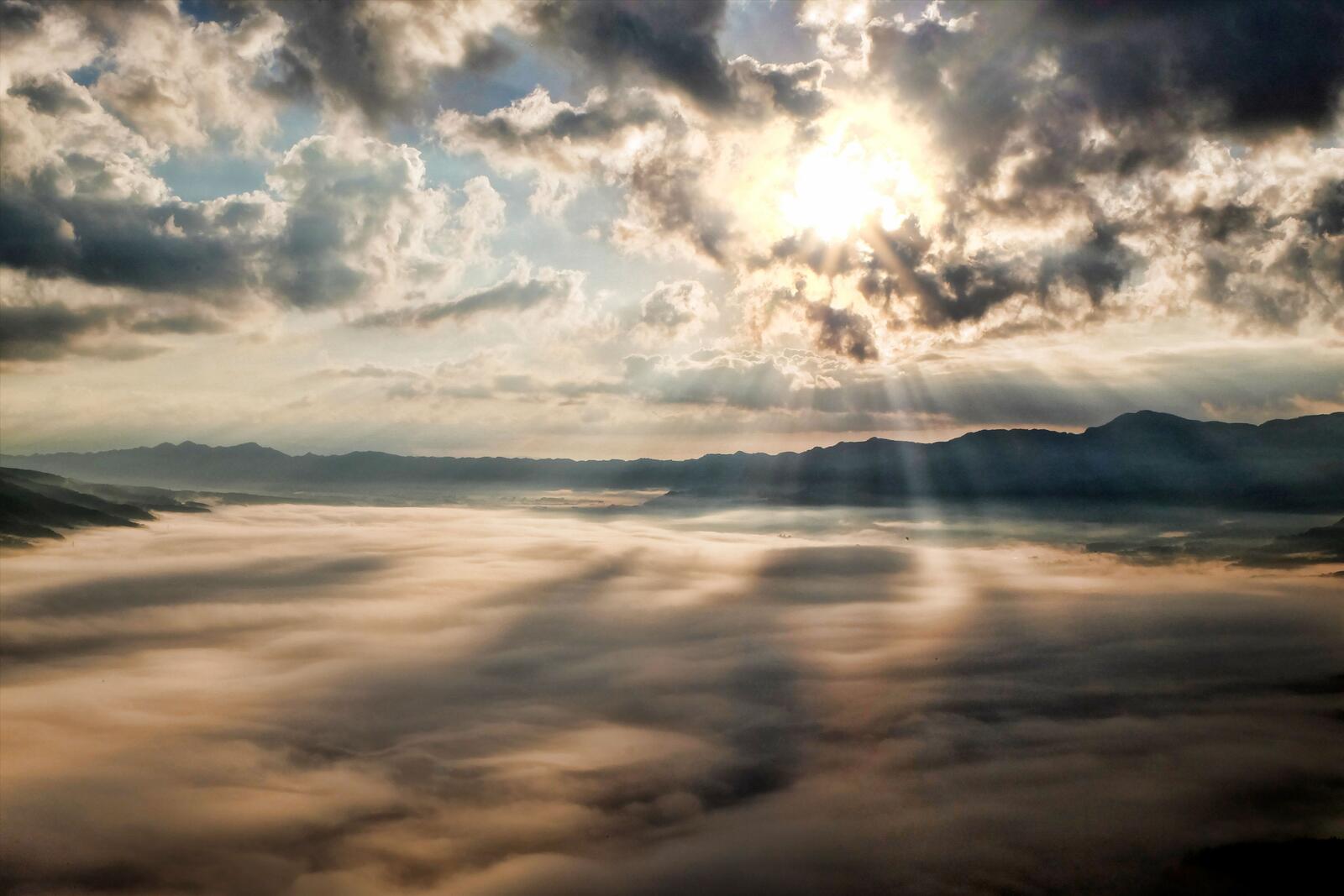 Бесплатное фото Необычный вид над облаками в солнечную погоду