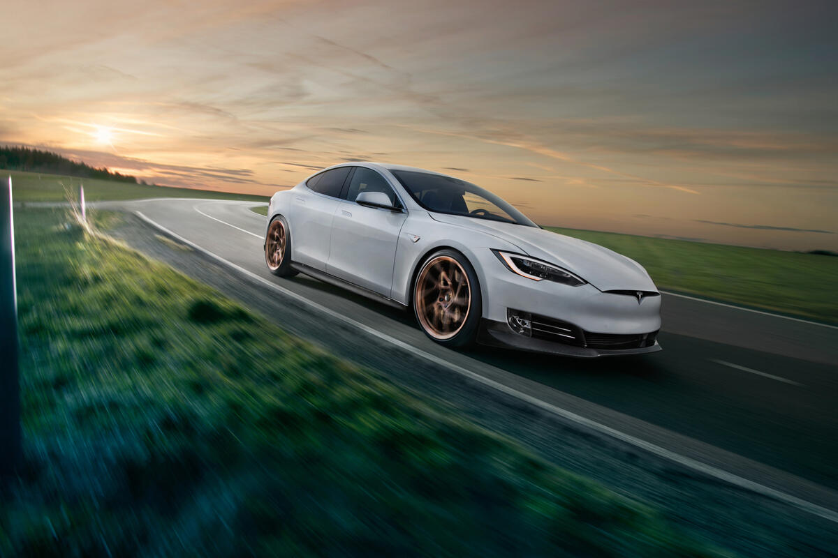 Белая Tesla Model S 2018 года на литых колесах бронзового цвета